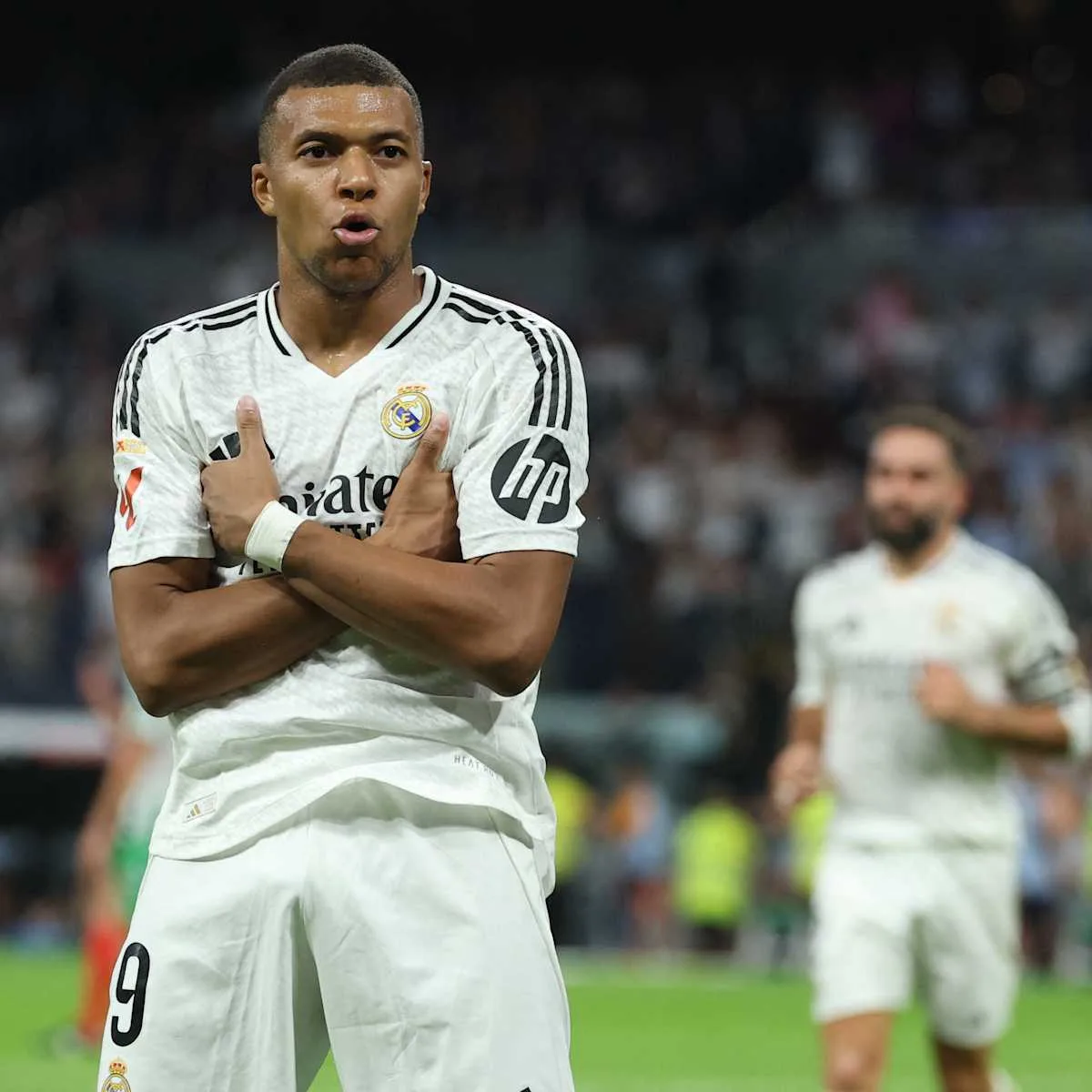 球员进球后激情庆祝与队友拥抱的精彩瞬间