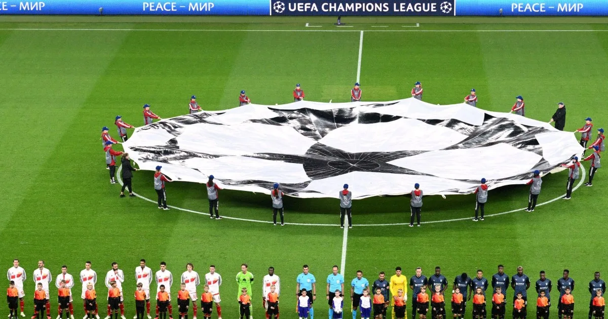 欧冠联赛决赛夜球场灯火通明的震撼画面