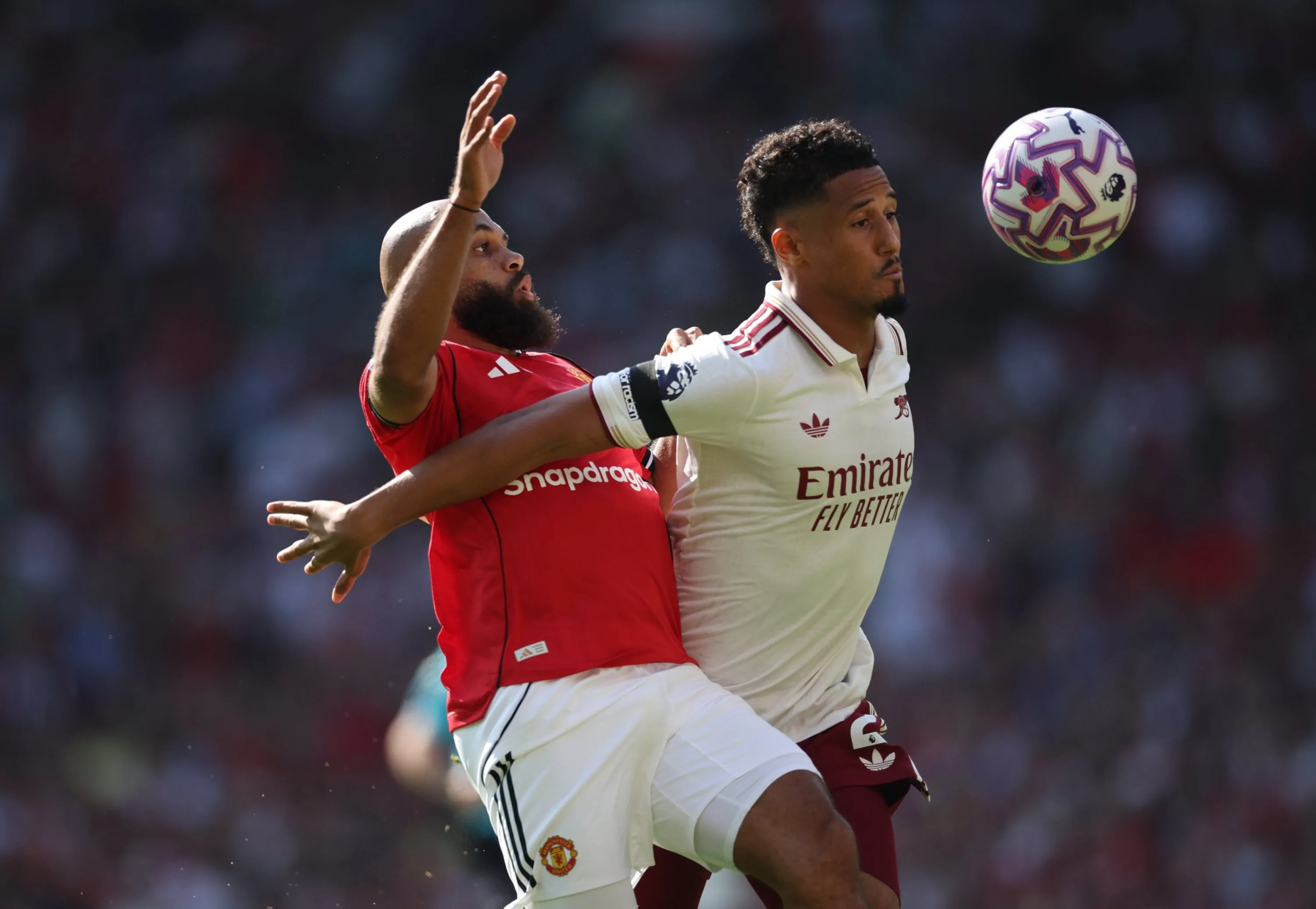 英超联赛激烈对抗双方球员争抢足球